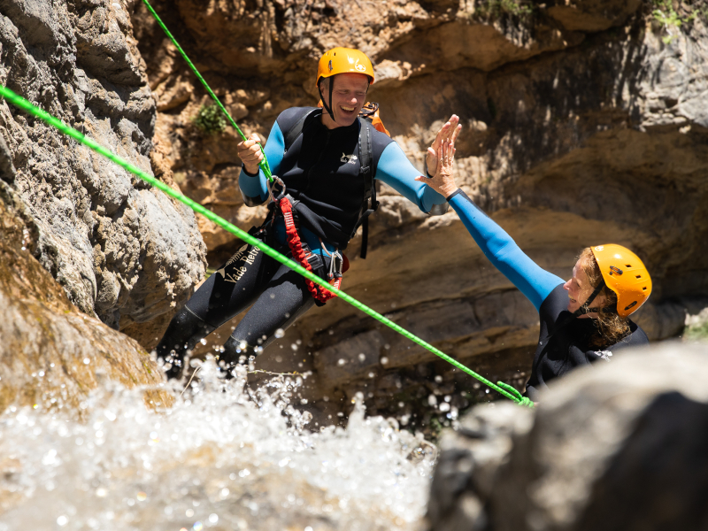 ouders vakantie samen genieten blij trots lachen waterval abseilen canyoning canyon frankrijk
