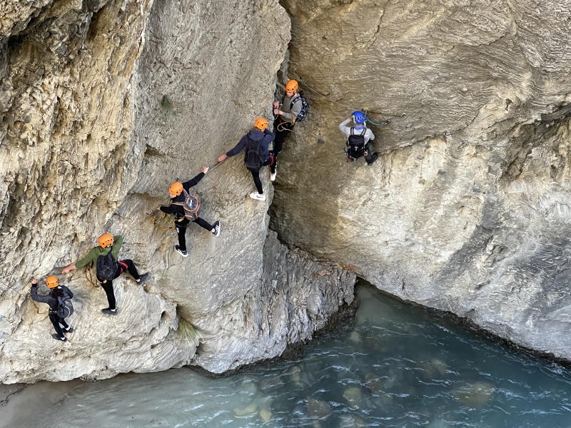 klauteren klimmen hoog spannend rotsen Spanje helm gordel outdoor buitensport adrenaline belevenis