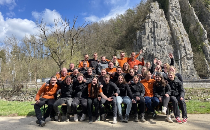 buffel outdoor instructeurs personeel samenwerken buitenwerk