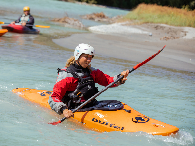 kayak peddel varen wildwater koud nat wetsuit spatzijl helm leuk plezier buitensport werkweek