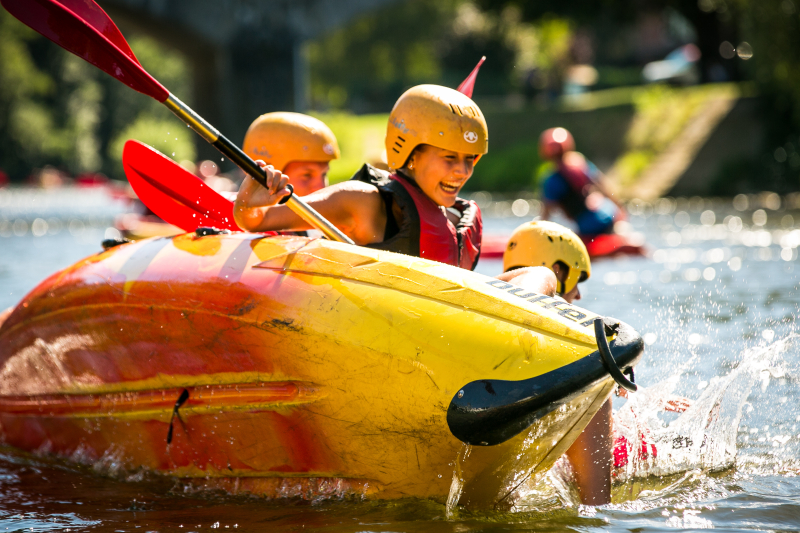 kanoën Ourthe Ardennen water plezier leuk lachen meisjes peddels kano omgaan spetters leerlingen schoolkamp introweek