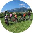 mountainbike juichen Julische alpen groepsfoto families zomervakantie meer van Bled Slovenië Kobarid Ljubljana Triglav