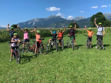 mountainbike juichen Julische alpen groepsfoto families zomervakantie meer van Bled Slovenië Kobarid Ljubljana Triglav