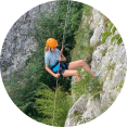 abseilen spannend klimmen outdoor vakantie kinderen witte rotsen meer van Bled Slovenië