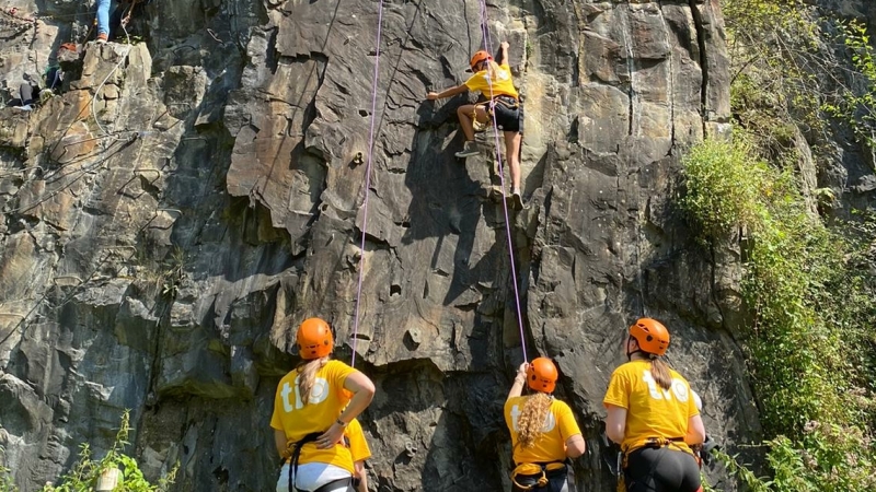 rotsklimmen klimmen abseilen steengroeve ardennen comblain ourthedal teambuilding samenwerken