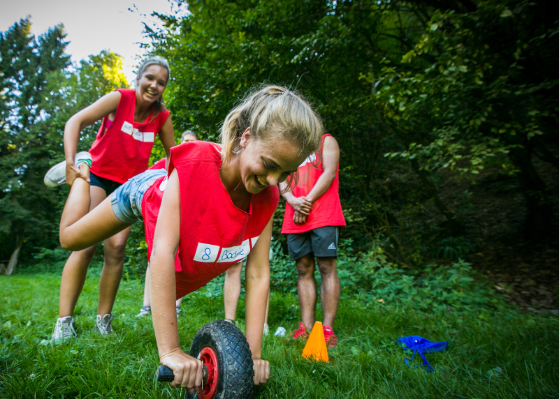 samendoen vrolijk teambuilding outdoorkamp buitensportweek lachen leerlingen
