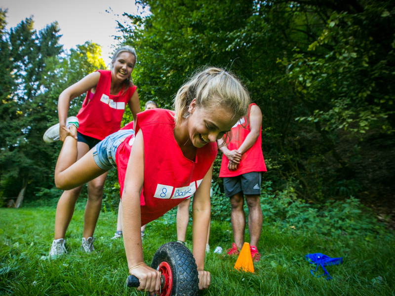 samendoen vrolijk teambuilding Nederland outdoorkamp buitensportweek lachen blij gezellig leerlingen