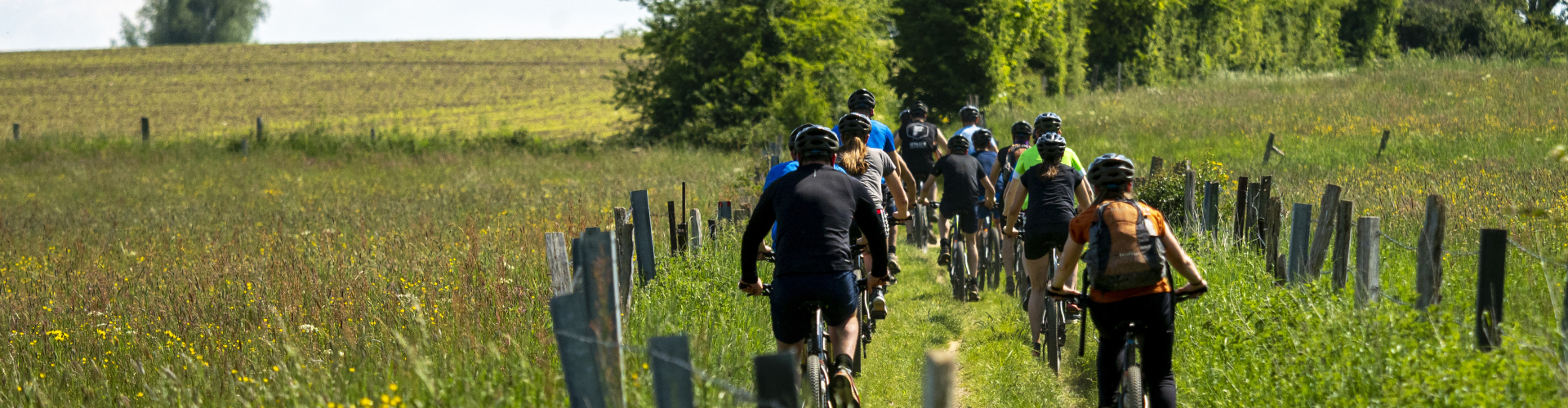fietsen heuvels samen groep avontuurlijk spannend adrenaline