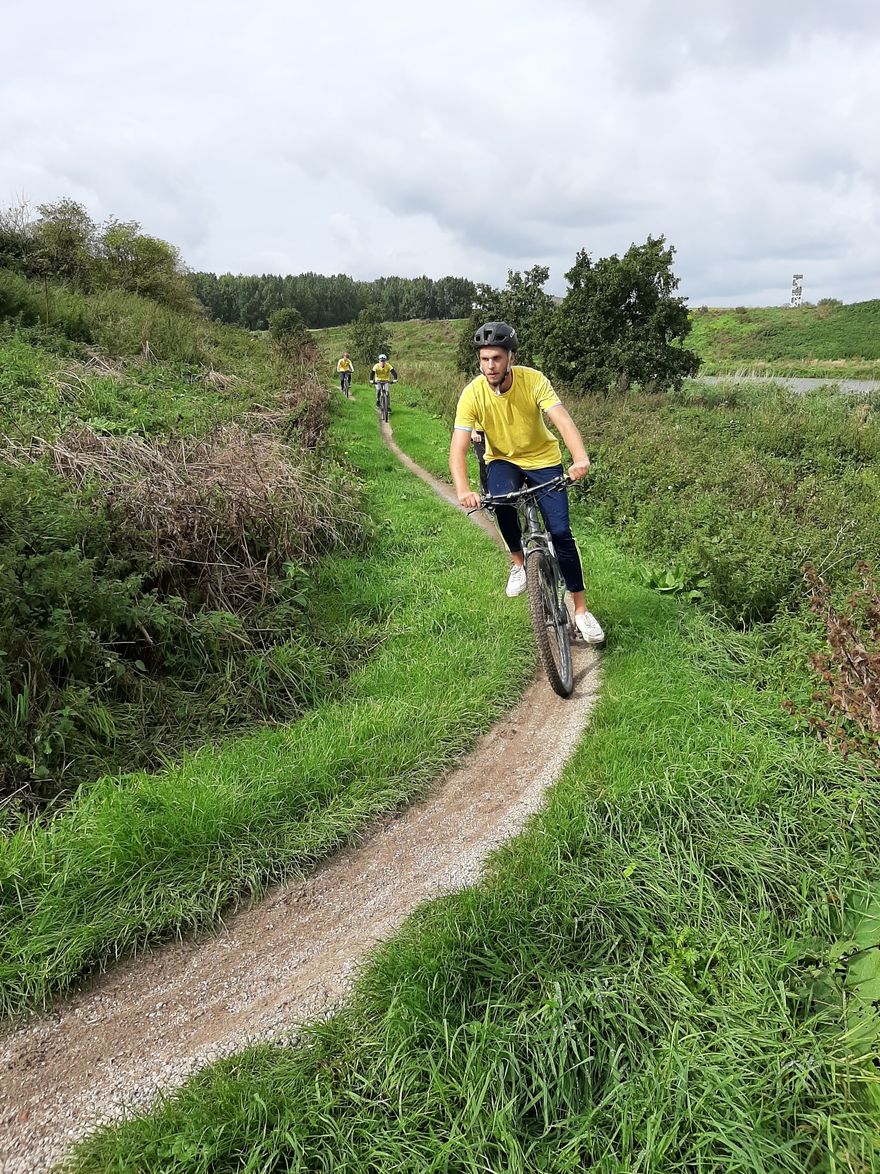 fietsen trappen helm MTB Ommen Nederland paadje outdoor mountainbike schoolkamp groen gras