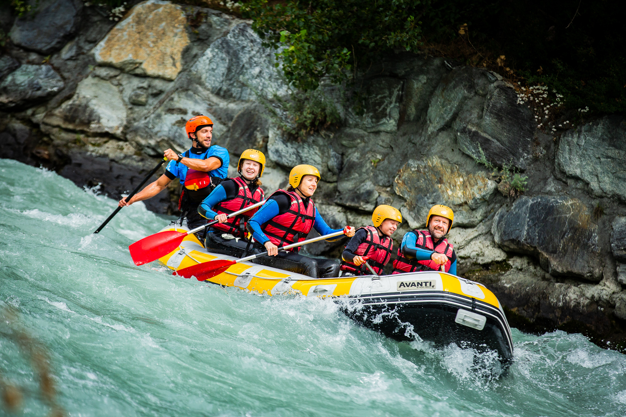 raft spannend adrenaline plezier wildwater rivier Dora Baltea genieten gezin vakantie Aosta stad Noord Italië