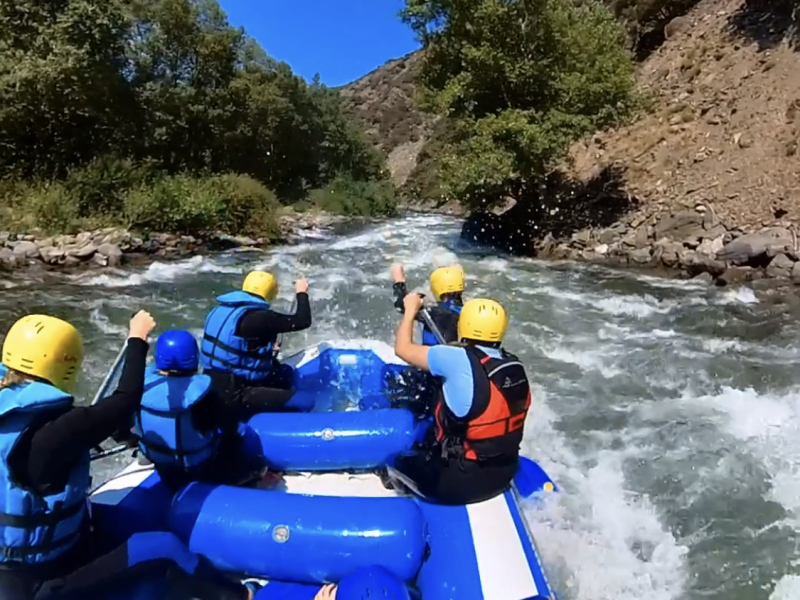 raften wildwaterraften rivier spannend raft peddel gezin kinderen