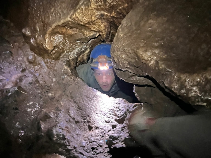 speleologie donker modder grotten gangenstelsel overall helm lampje koud vleermuis spanning uitdaging