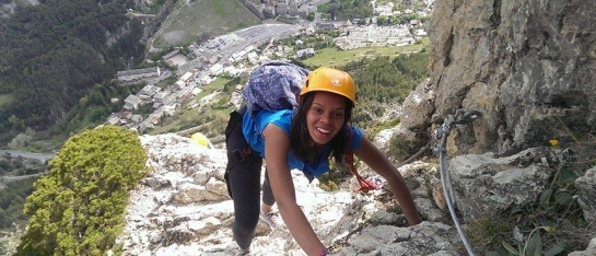 klettersteig klimmen klauteren helm gordel rotsen alpen hoog Frankrijk spanning adrenaline ervaring outdoor buitensport
