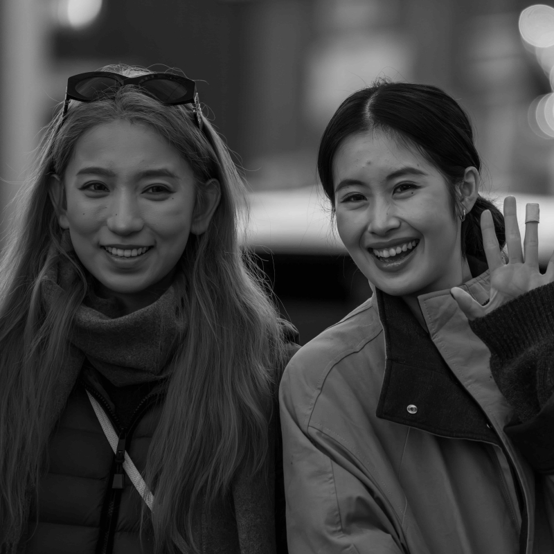 Twee mensen in een stedelijke setting, als beeld voor samenwerking en het belang van afstemming.