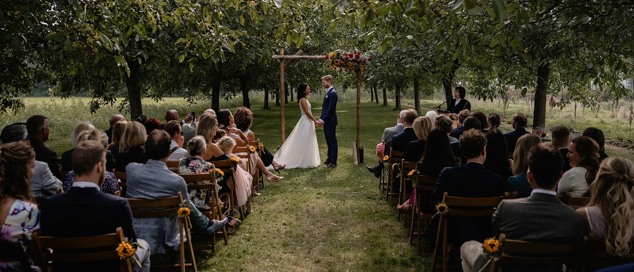 Buiten trouwen met ceremonie in een mooie groene omgeving