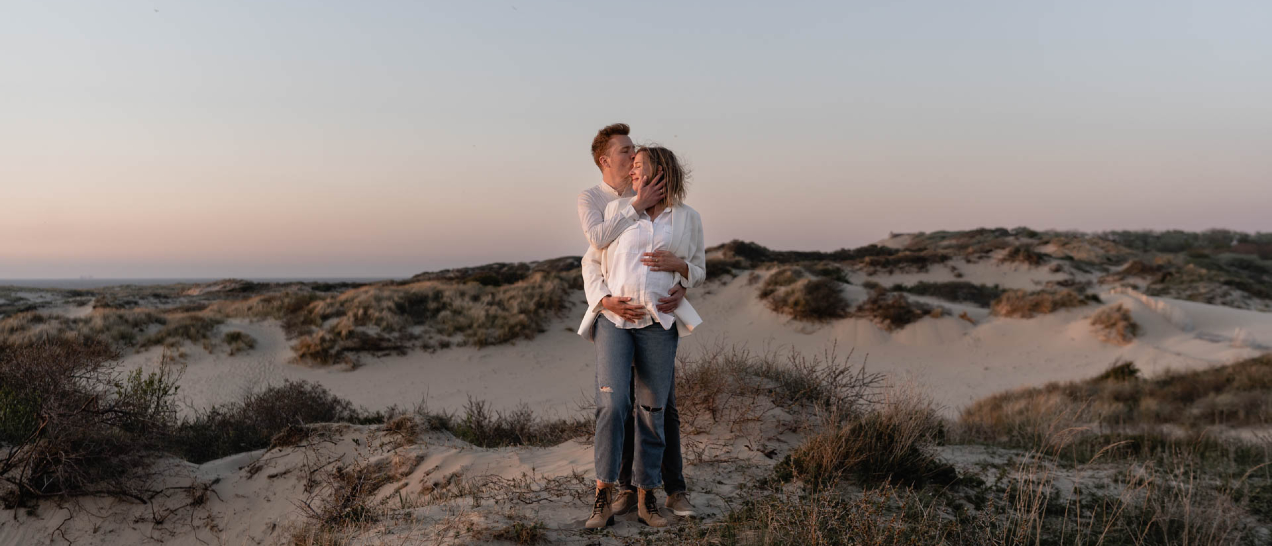 Zwangerschapsshoot in de duinen met zonsondergang
