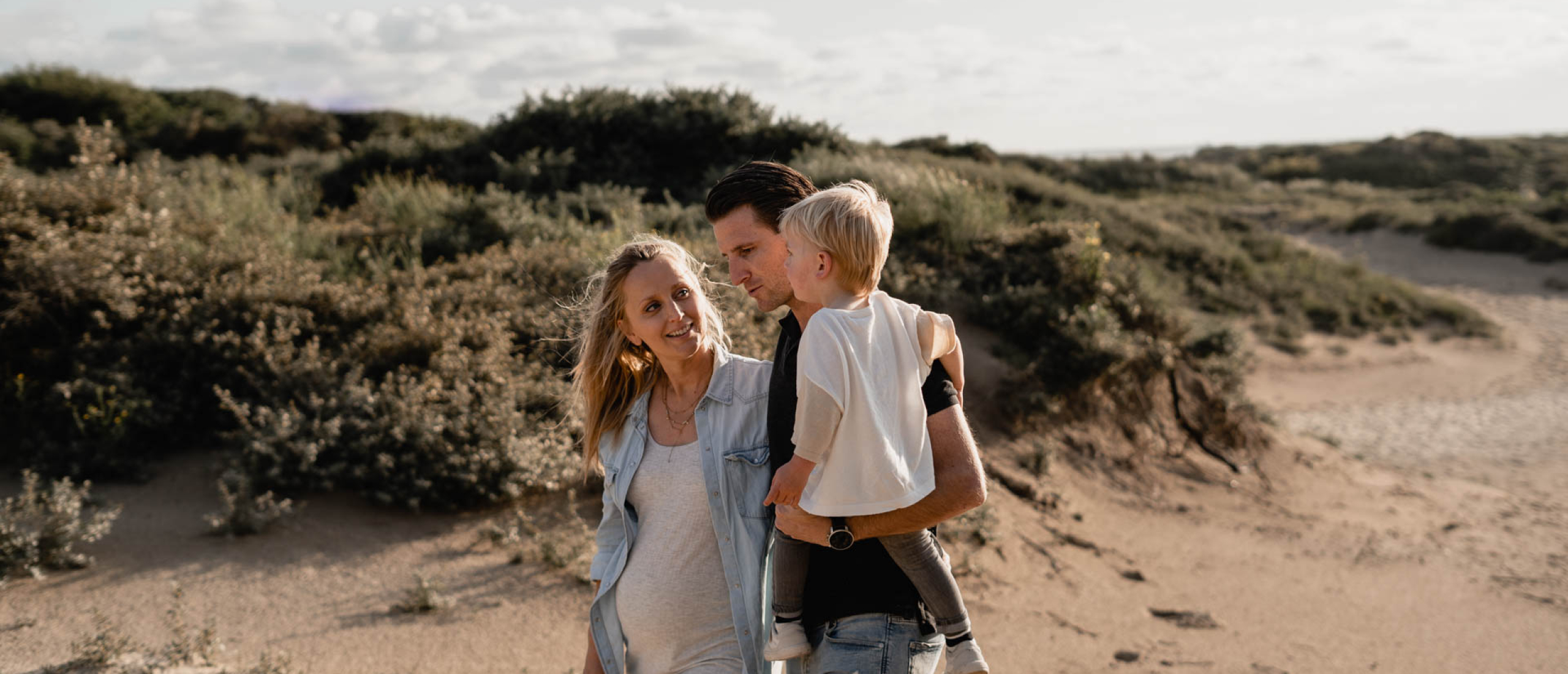 Zwangerschapsshoot in de duinen met de kleine, grote broer