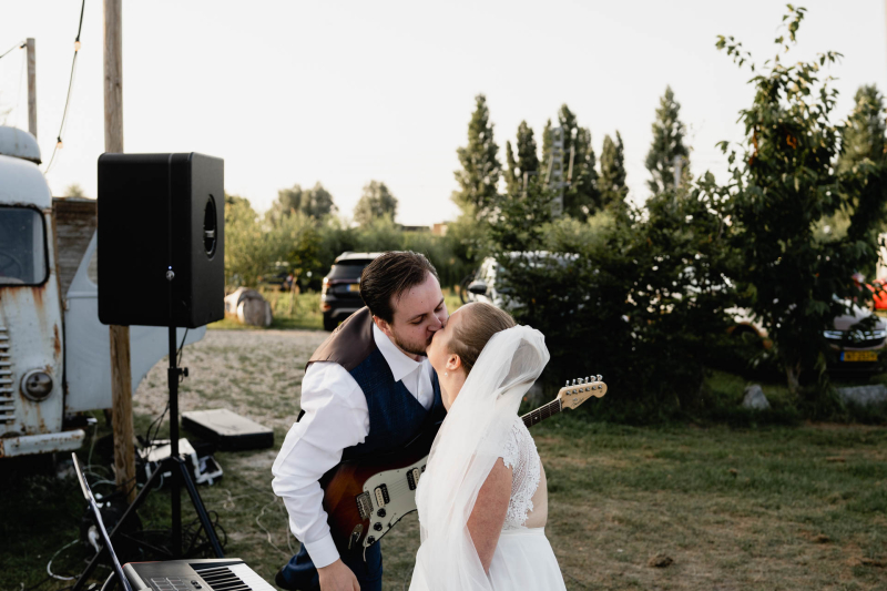 Bruidspaar maakt zelf muziek aan het einde van de bruiloft met zonsondergang