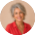 Coördinator bij de gemeente Rotterdam Een oudere dame die coordinator is bij de gemeente Rotterdam