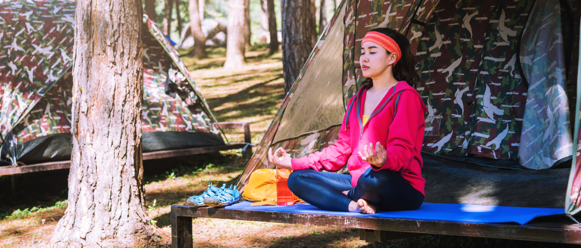 Mediteren op een drukke camping