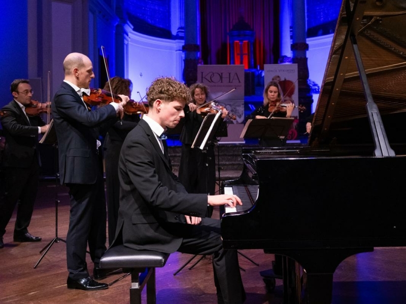 Pieter speelt piano