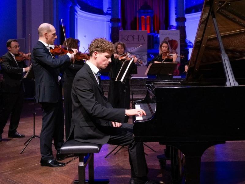 Pieter speelt piano