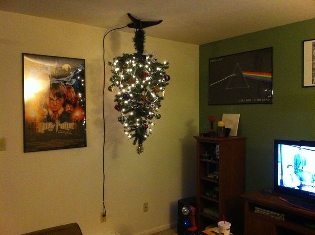Kerstboom aan het plafond
