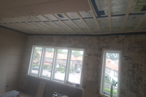Voorbeeld van plafondisolatie met cellulose tijdens renovatie van woning