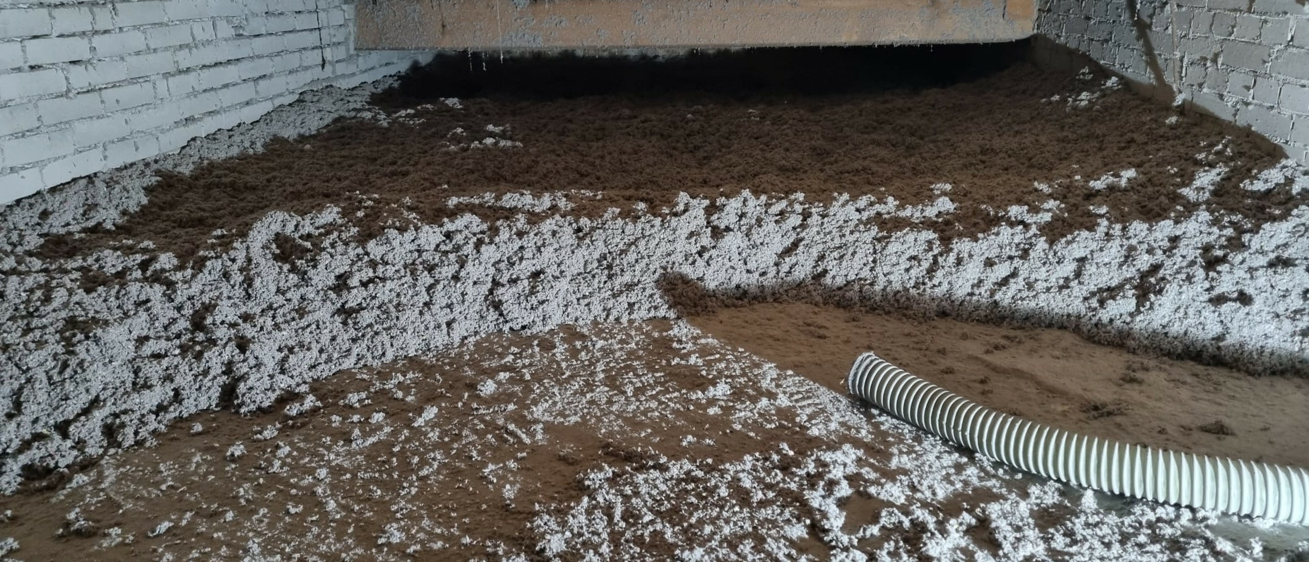 Vliering isoleren met ingeblazen cellulose: zo voorkom je warmteverlies via het dak