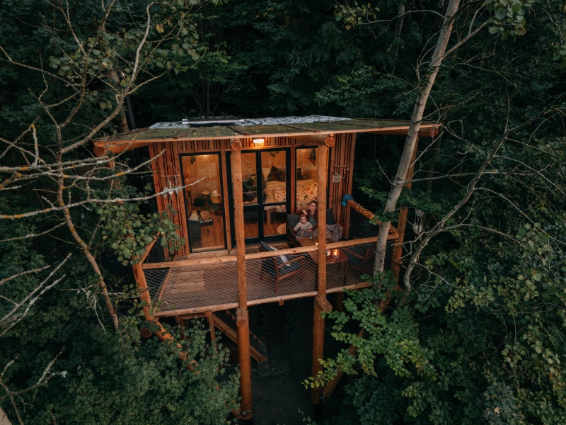 Baumhaus Krušnohled zwischen den Bäumen im tschechischen Wald