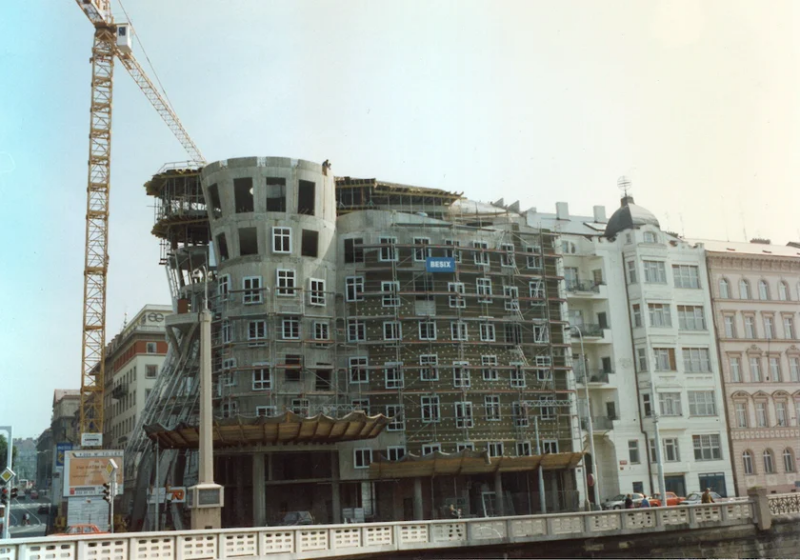 Bau des Dancing House im Jahr 1995