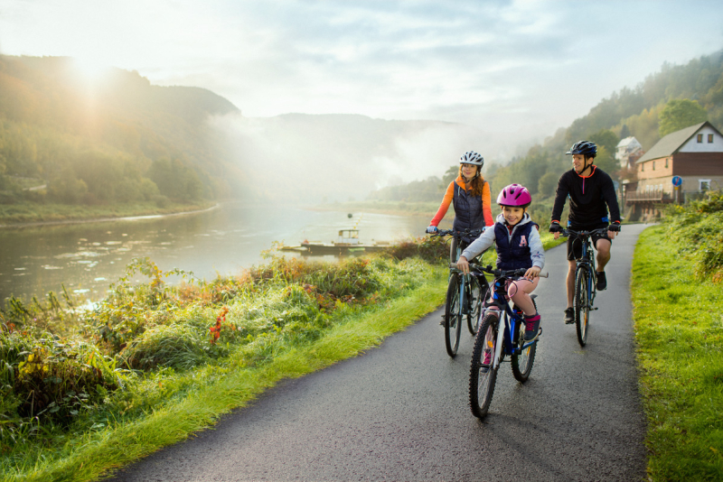 Radfahren entlang der Elbe mit Kindern