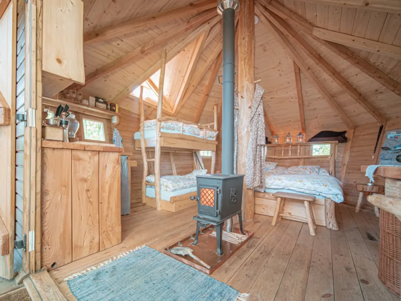 Interieur eines luxuriösen Baumhauses in Tschechien