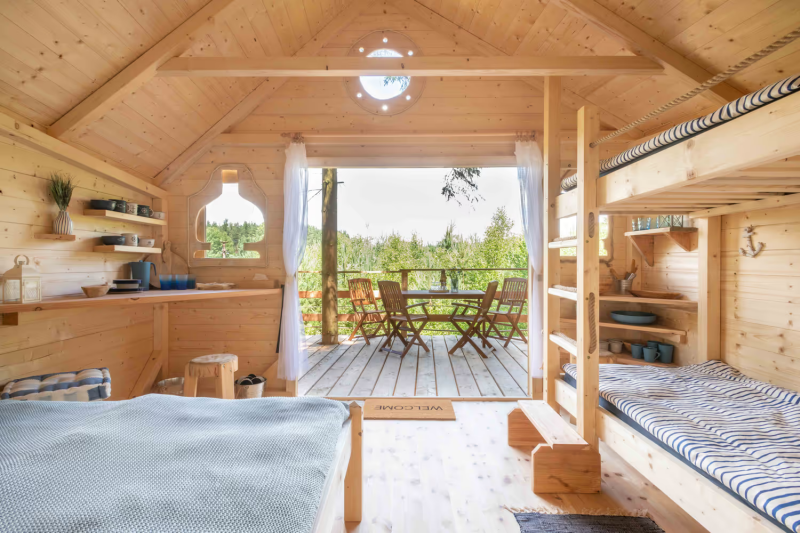 Ausblick aus einem Baumhaus über den tschechischen Wald