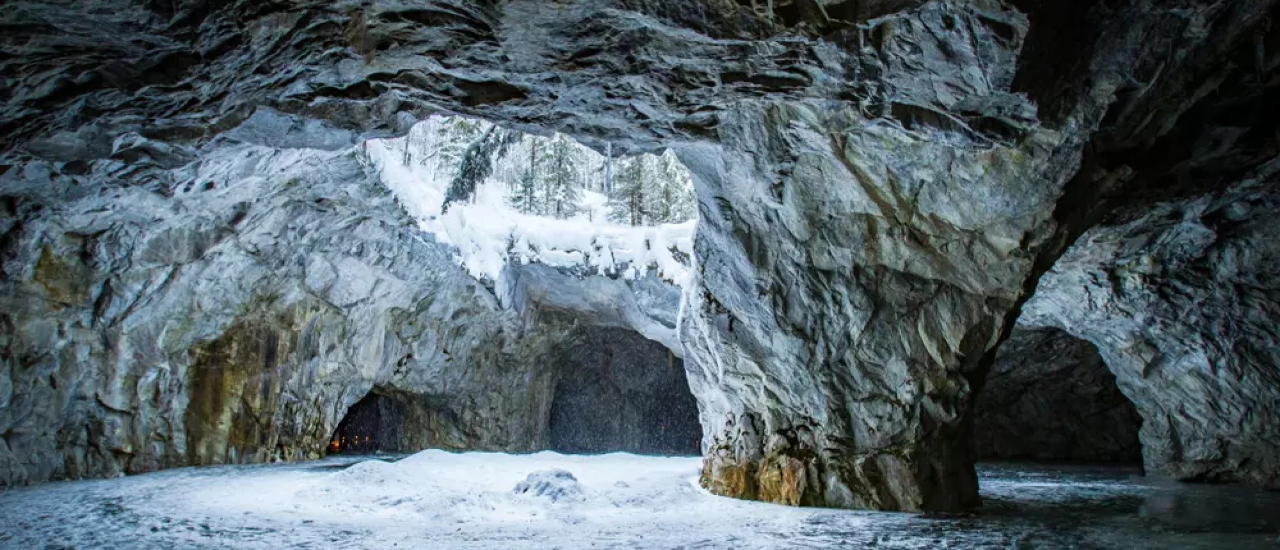 Winter in Tsjechische grotten: ontdek de verborgen wonderen