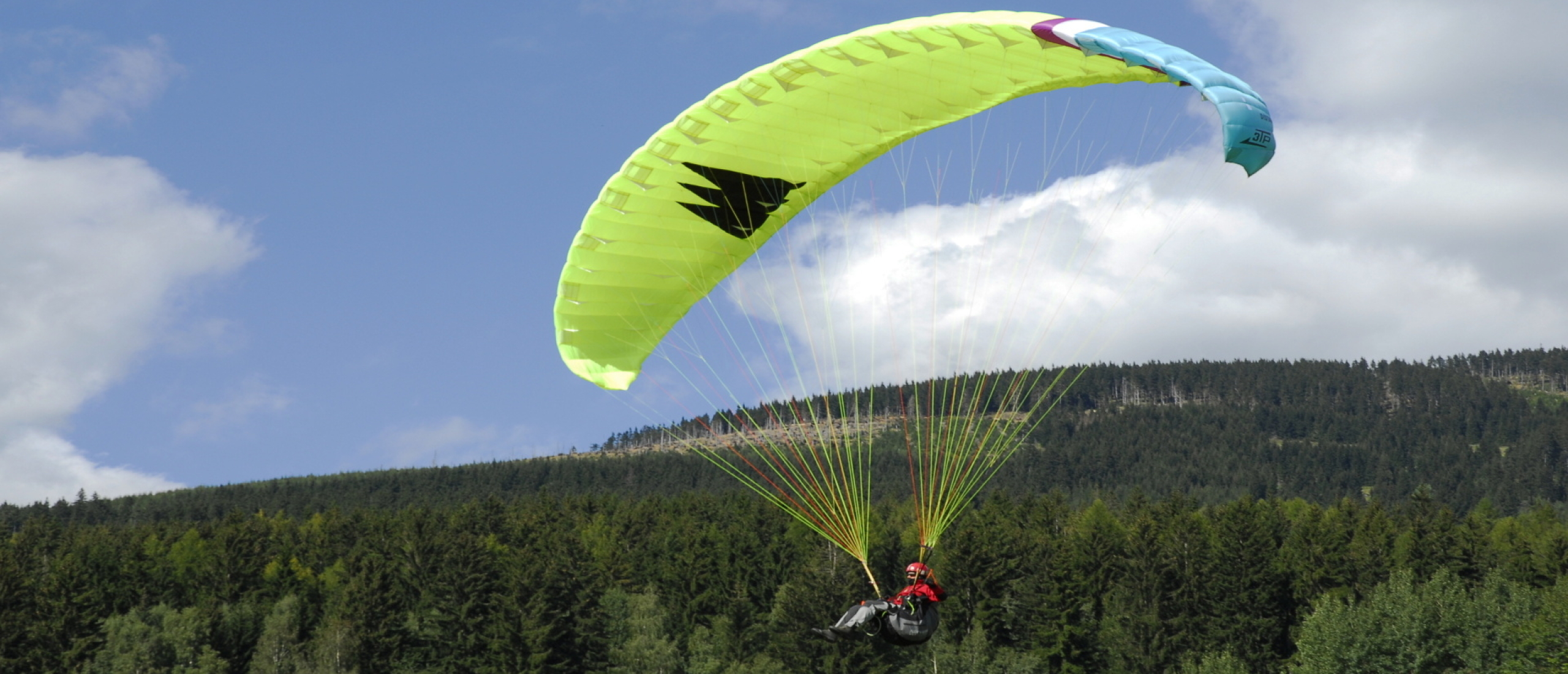 Paragliden in Tsjechië: zweven boven de bergen van het Reuzengebergte