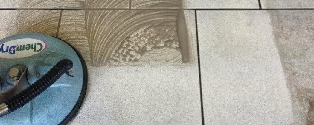 Hoe vlekken op keramische tegelvloer verwijderen?