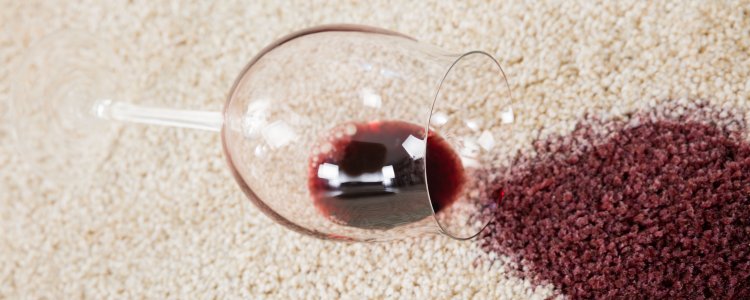 Rode wijn vlek verwijderen uit tapijt