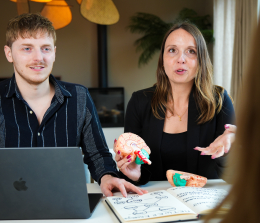 Als arts en psycholoog bieden wij een unieke aanpak middels het kerntraject. Hierin gaan we op zoek naar jouw kern en de hardnekkige patronen die daar uit stammen via neurale paden.