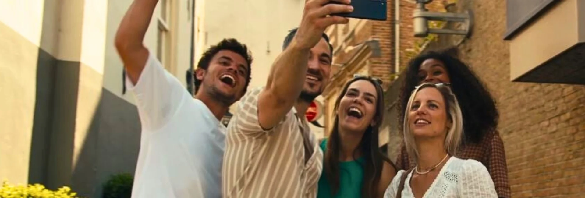 Citygame spelen in Valkenburg Lachende groep maakt een selfie tijdens een citygame in Valkenburg