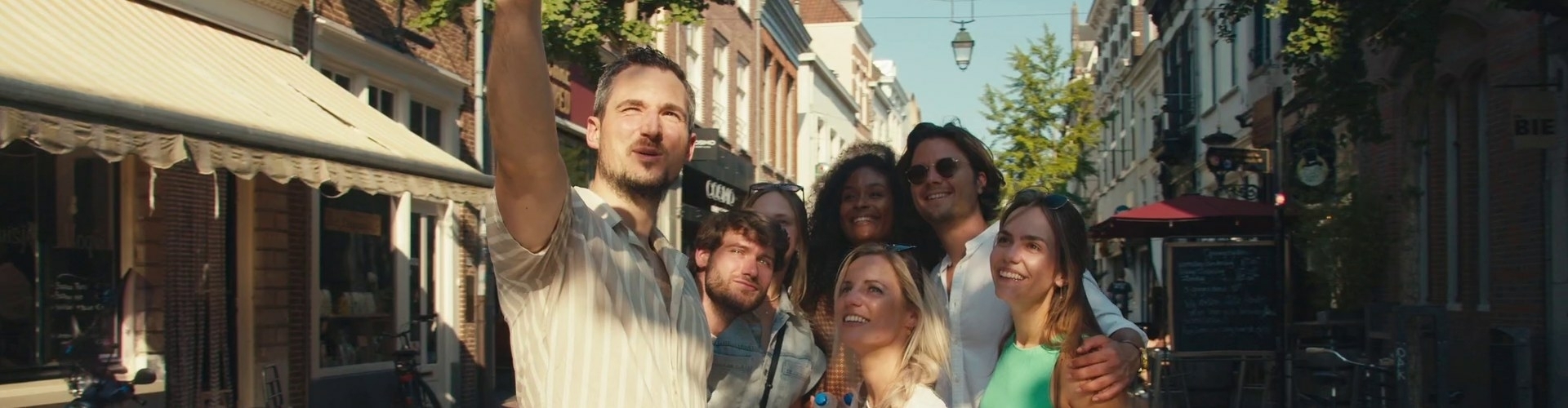 Escape the City Bergen op Zoom Lachende groep speelt Escape the City in Bergen op Zoom