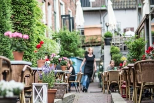 Terras in Antwerpen Gezellig terras in een groen straatje in Antwerpen