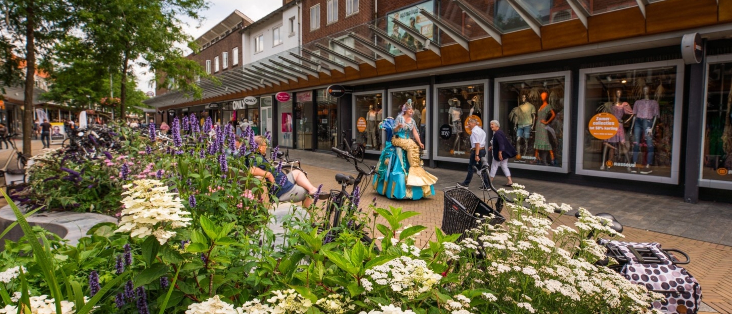 Winkelstraat in Emmeloord Winkelstraat met bloemperken in het centrum van Emmeloord