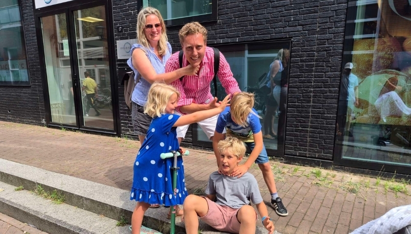 uitje met Gezin met detective game