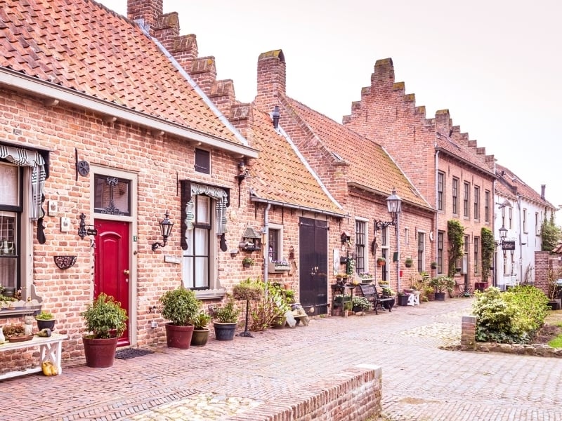 Wandelen in vestingstadje Buren Staddspel spelen in Buren