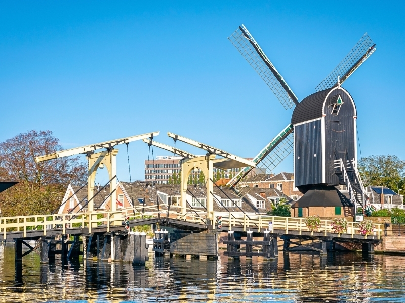 windmolen-de-put-en-rembrandtbrug-in-leiden