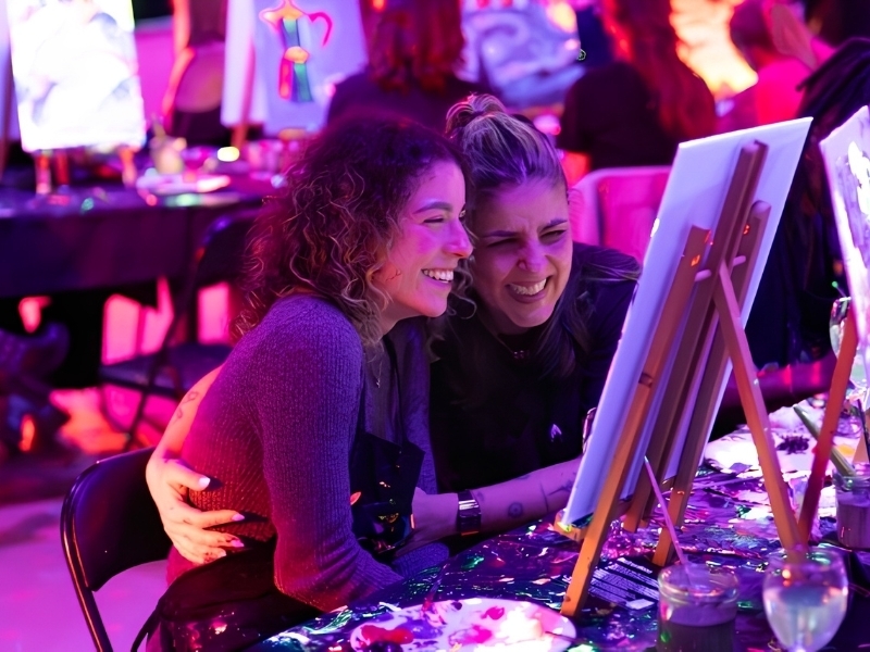 unieke glow-in-the-dark Sip & Paint experiences