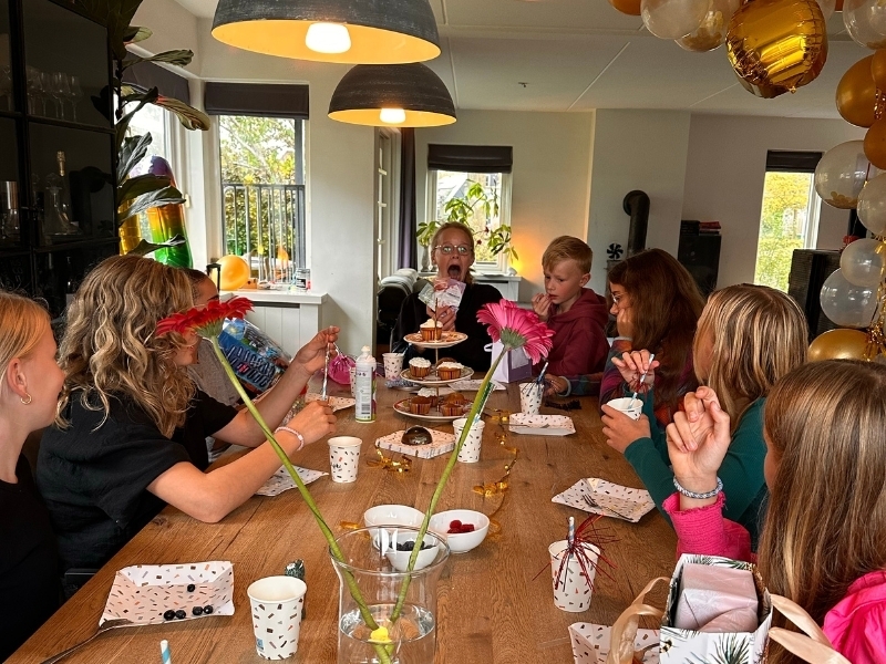Tiener kinderfeest thuis vieren