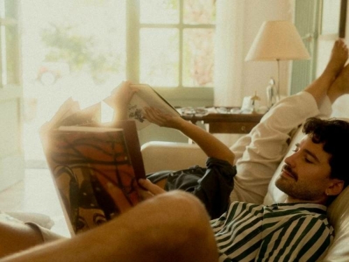 Een man die een boek leest en is hersteld via onze burn-out coach programma
