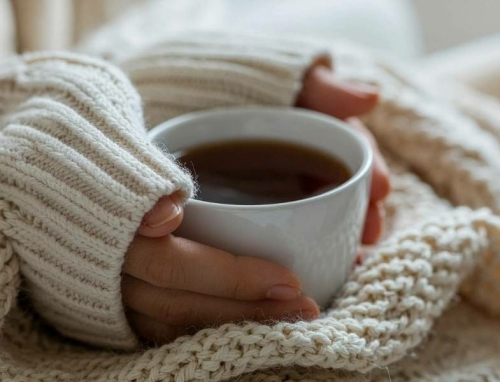 Een vrouw die koffie vasthoud en bezig is met het beste online burn-out coach programma